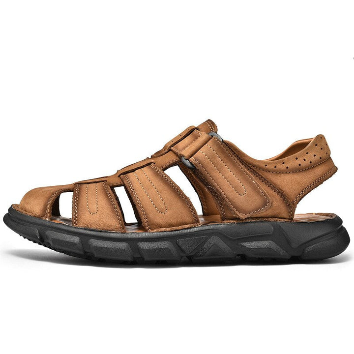 Allsidige komfortable sandaler for herrer i brun, ideelle sommersko for fritid og hverdag. Lett og justerbar.