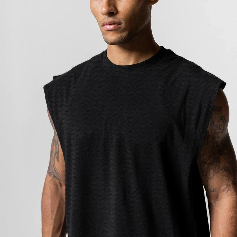Ventilerende herre singlet med åpen side, designet for gym, trening og sport om sommeren.