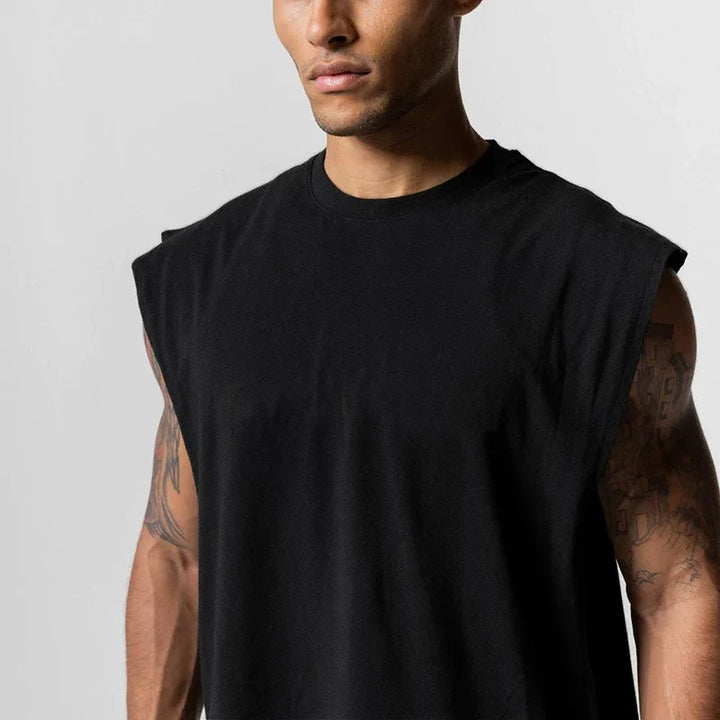 Ventilerende herre singlet med åpen side, designet for gym, trening og sport om sommeren.