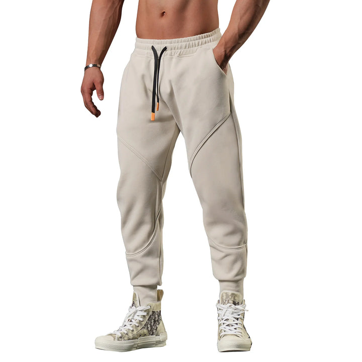 Elegant slim fit treningsbukse for herre, med moderne design og passform.
