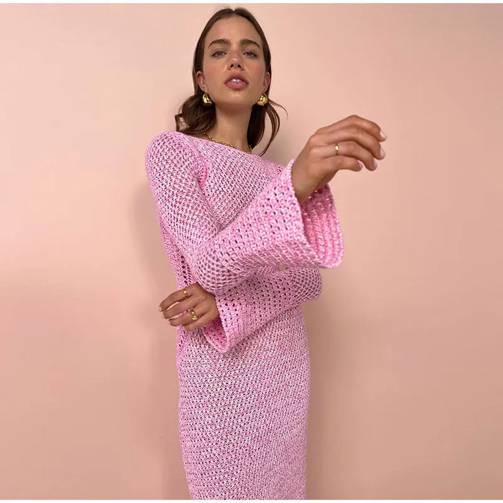 Nærbilde av detaljer på rosa strikkekjole. Myk langermet damekjole i polyester for komfort.