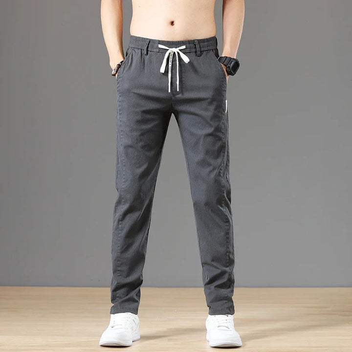 Svarte ensfargede bomullsbukser til herre, allsidig business casual stil for menns mote.