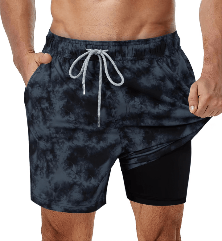 Allsidige menns 2-i-1 badeshorts med kompresjonsfôr. Perfekte som svømme-, strand- og treningsshorts.