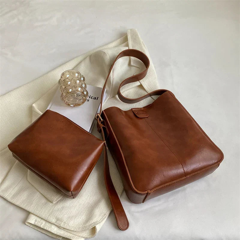 Elegant dameveske med vintage preg, en klassisk skulderveske. Perfekt mote tilbehør for en chic stil.