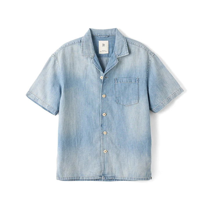 Avslappet herreskjorte i lyseblå vintage denim med Cuban collar. Pustende bomull/hamp, ideell sommerskjorte.
