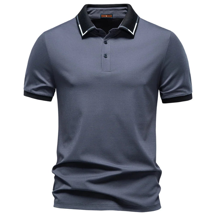 Elegant mørk grå slim fit herre polo t-skjorte. Lett og pustende for sommerkomfort og hverdagsmote.