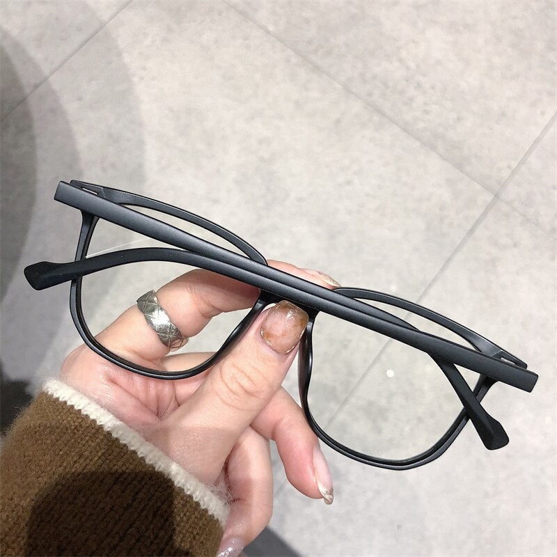 Unisex briller for nærsynte med blålysfilter og moteriktig ramme. Optimal for øyehelse.