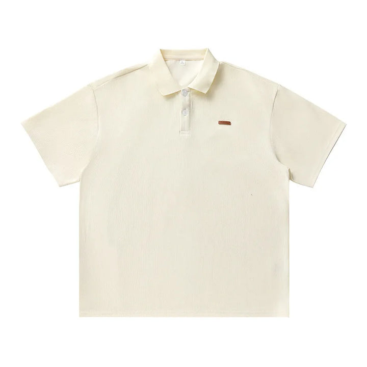 Mann modell i løs passform ribbestrikket sommerpolo. Casual og elegant retro old money-stil for herre.