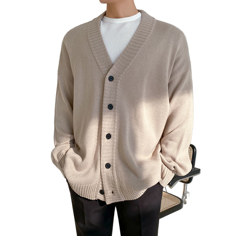 Menns strikket cardigan med knapper i tidløs stil. V-hals herrejakke for elegant og komfortabel vintermote.