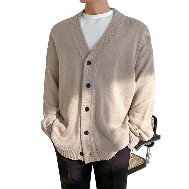 Menns strikket cardigan med knapper i tidløs stil. V-hals herrejakke for elegant og komfortabel vintermote.
