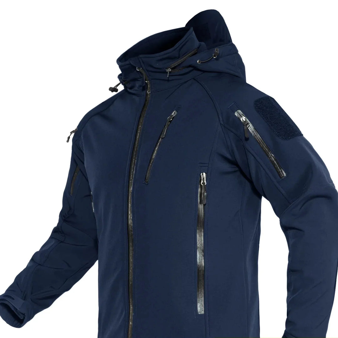 Myk softshell jakke for menn, med hette og varmt fleecefôr. Perfekt som ytterjakke i kulden.