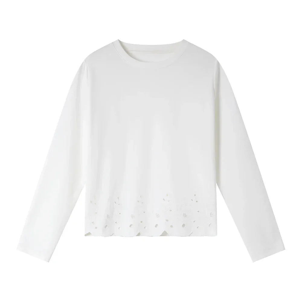 Elegant dame t-skjorte for hverdag. Komfortabel basic topp med brodert kant, ideell for sommer. Allsidig stil.