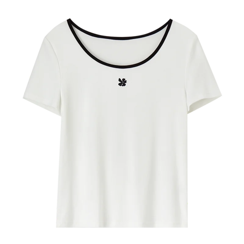 Dame t-skjorte i beige, en slim fit sommertopp som er både elegant og komfortabel for damemote.