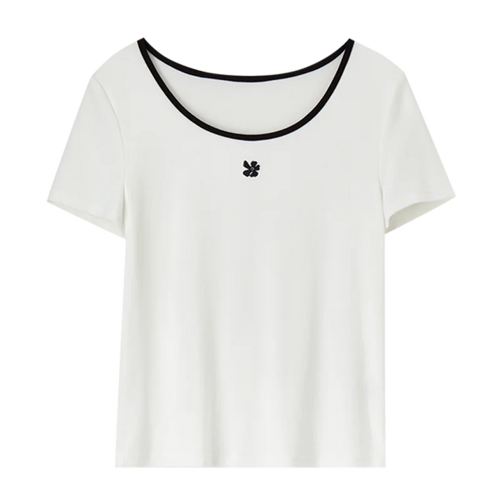 Dame t-skjorte i beige, en slim fit sommertopp som er både elegant og komfortabel for damemote.