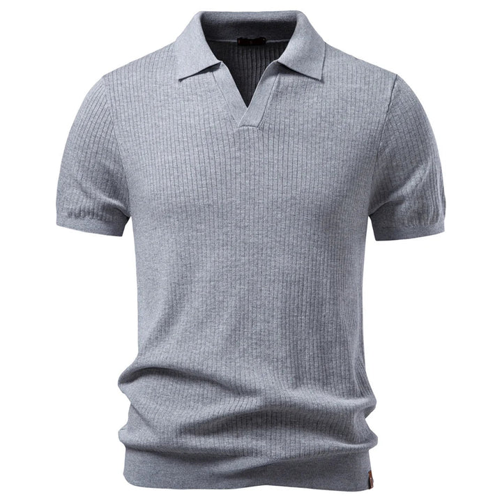 Mann iført elegant herre polo t-skjorte utendørs. Perfekt for sommer, fritid og en stilfull business casual look.