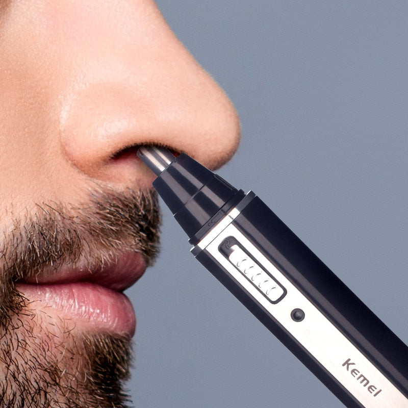 Mann trimmer skjegg med 4-i-1 ansiktstrimmer. Presis og oppladbar for enkel skjeggstyling.