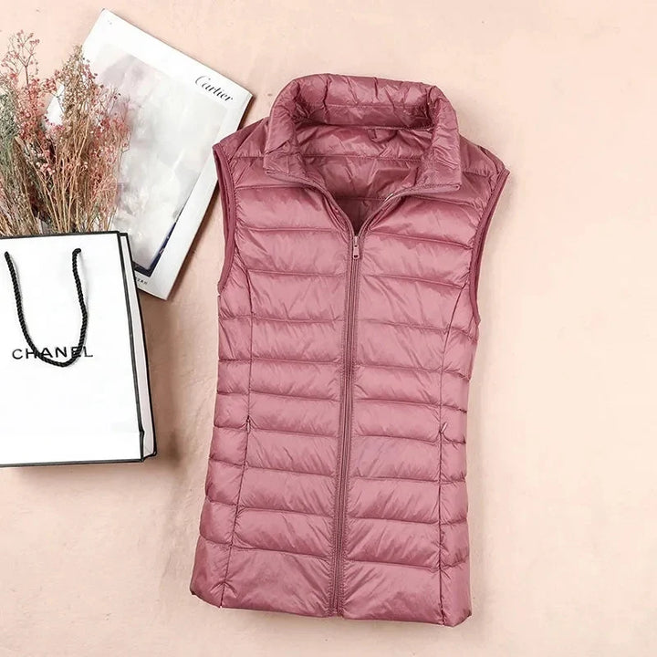 Komfortabel dame dunvest i hvit andedun. Varm puffer vest, ideell yttertøy for plussize kvinner.
