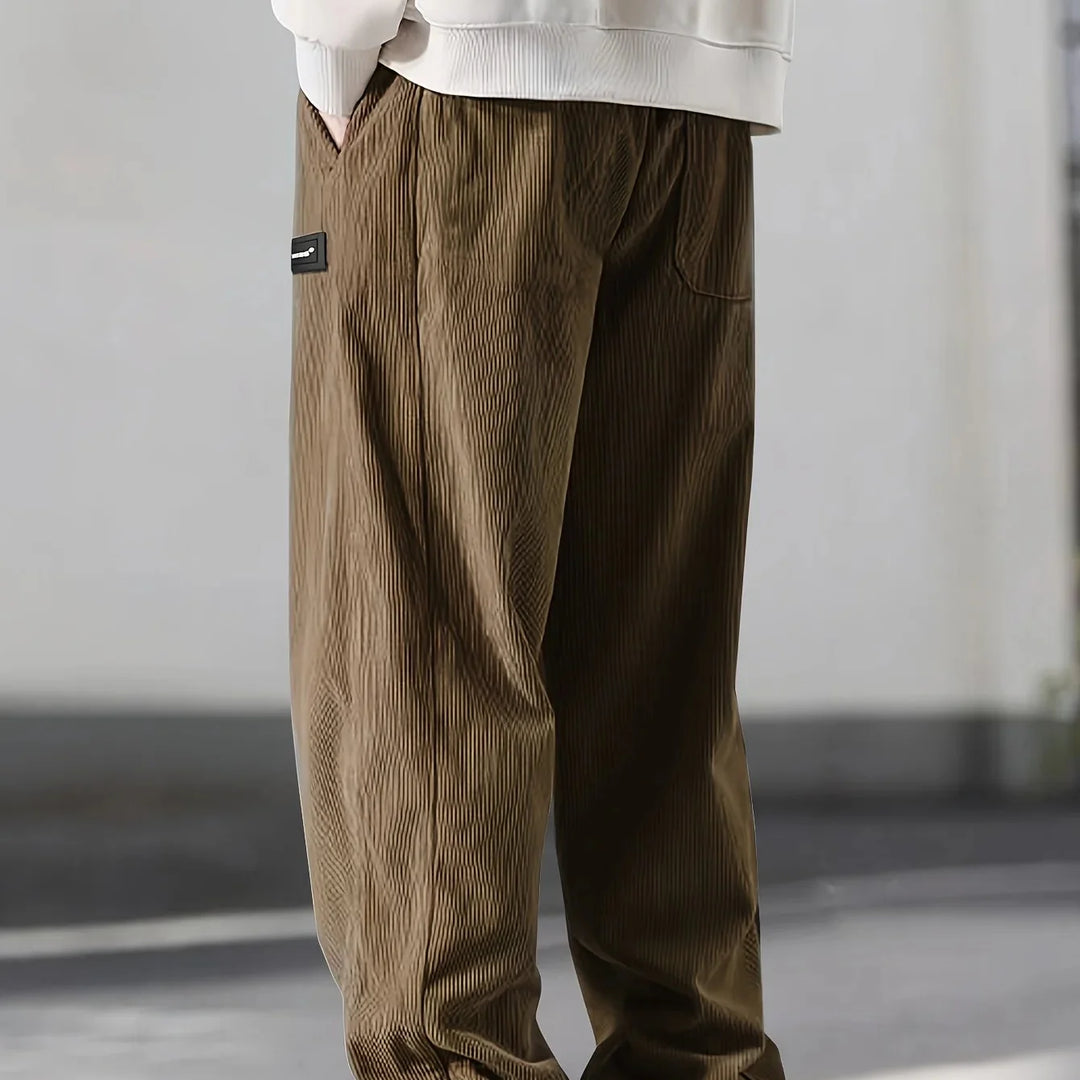 Kordfløyelsbukser for menn, rett passform. Enkel å justere med snøring for en personlig look.