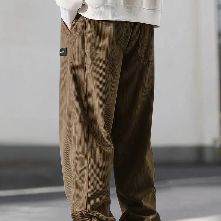 Kordfløyelsbukser for menn, rett passform. Enkel å justere med snøring for en personlig look.