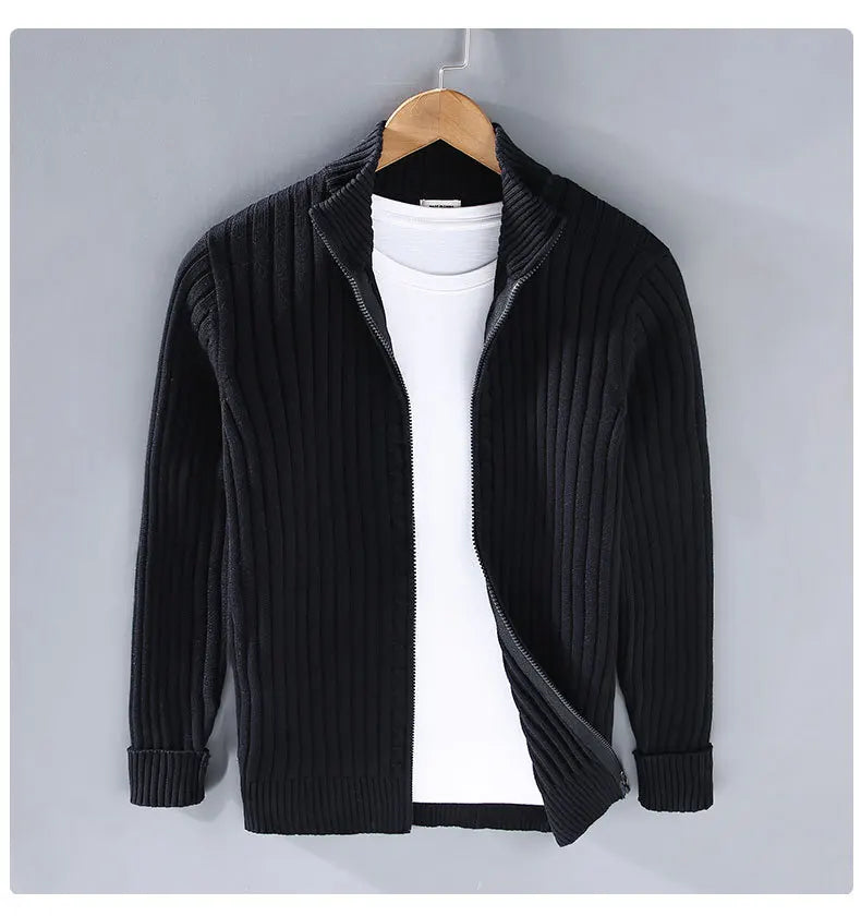 Sammenbrettet slim fit herrecardigan med glidelås, klar for reise eller oppbevaring. Allsidig og praktisk.