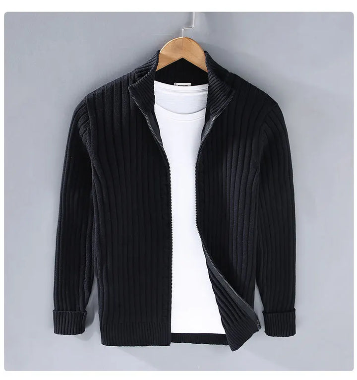 Sammenbrettet slim fit herrecardigan med glidelås, klar for reise eller oppbevaring. Allsidig og praktisk.