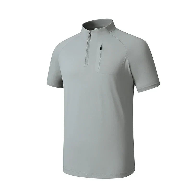 Komfortabel herre polo med glidelås. Hurtigtørkende sportsklær, perfekt for golf, løping og trening.