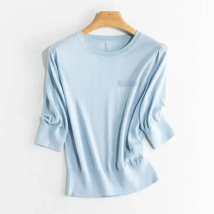 Stilren dame topp med half sleeve, ideell for kontorstil. En elegant og komfortabel vår- og sommertopp.