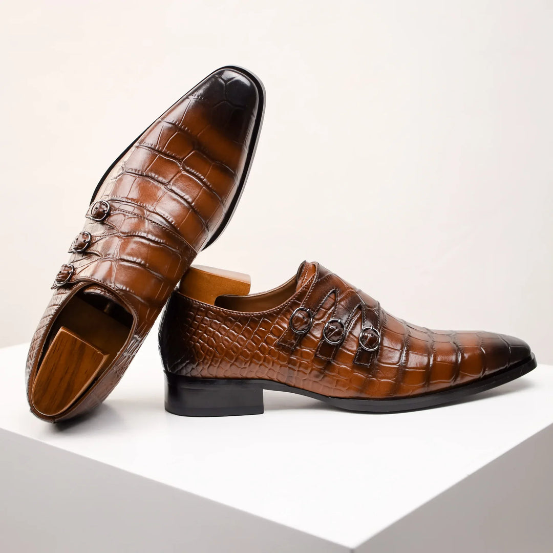 Detaljert bilde av pene spennesko i skinn for menn. Premium business- og dressko som gir eleganse og komfort.
