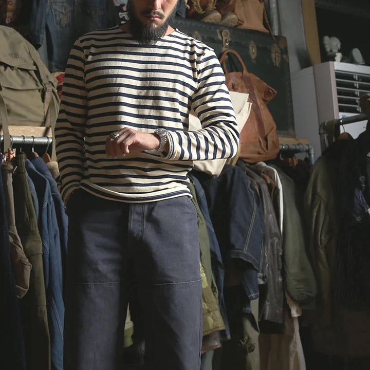 Beige og hvit stripet langermet t-skjorte, klassisk unisex sjømannsskjorte i Breton stil. Komfortabel bomull.