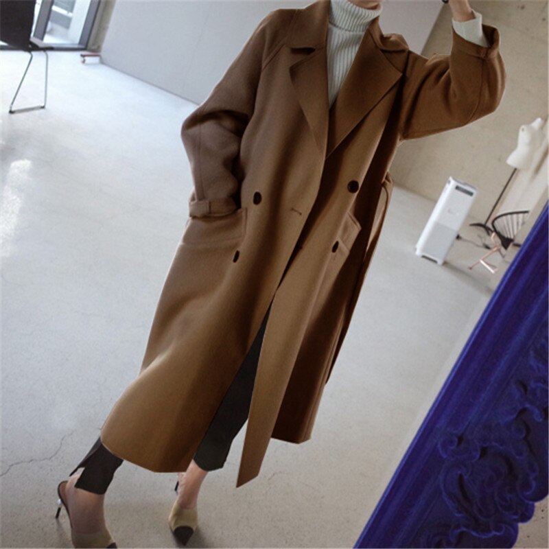 Beige elegant lang dame vinterfrakk i løs passform. Stilrent yttertøy i polyester for kaldere dager, inspirert av koreansk mote.