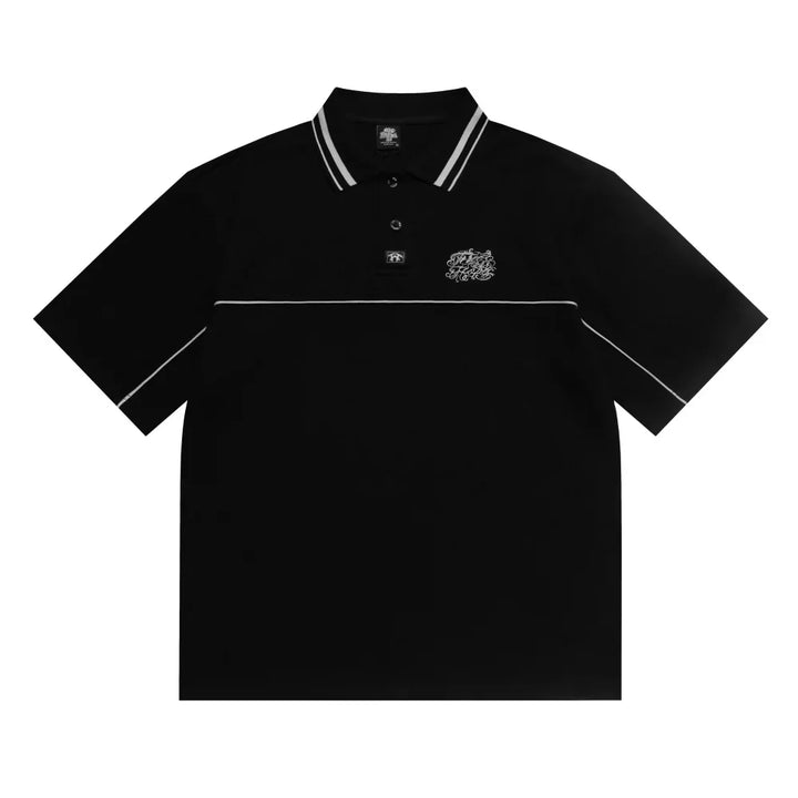 Komfortabel herre polo i løs passform. Brodert streetwear design gir urban stil. Ideell sommerskjorte.