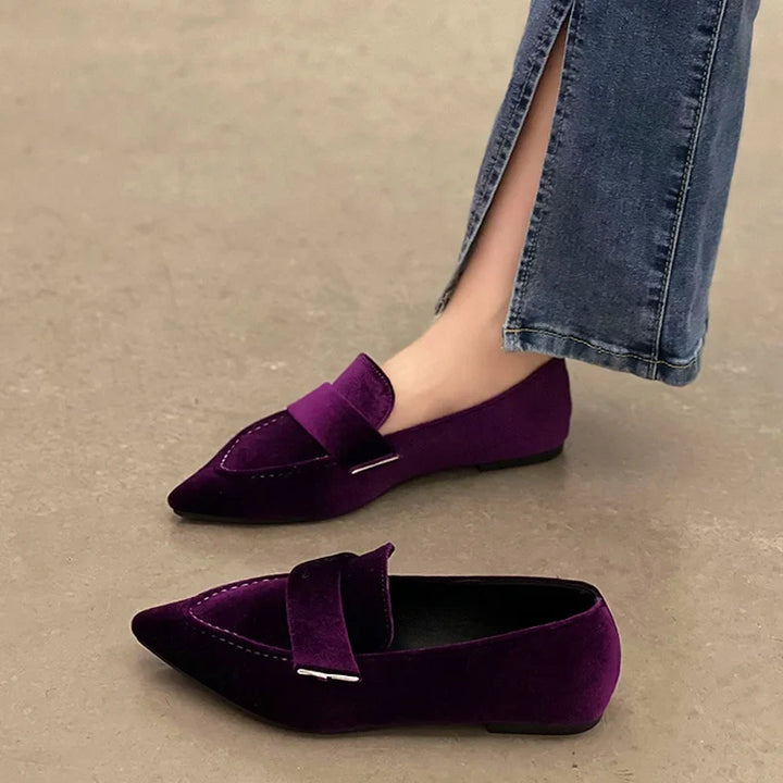 Komfortable dame mokkasiner i velour med spiss tå, sett fra siden. Ballettinspirert design.