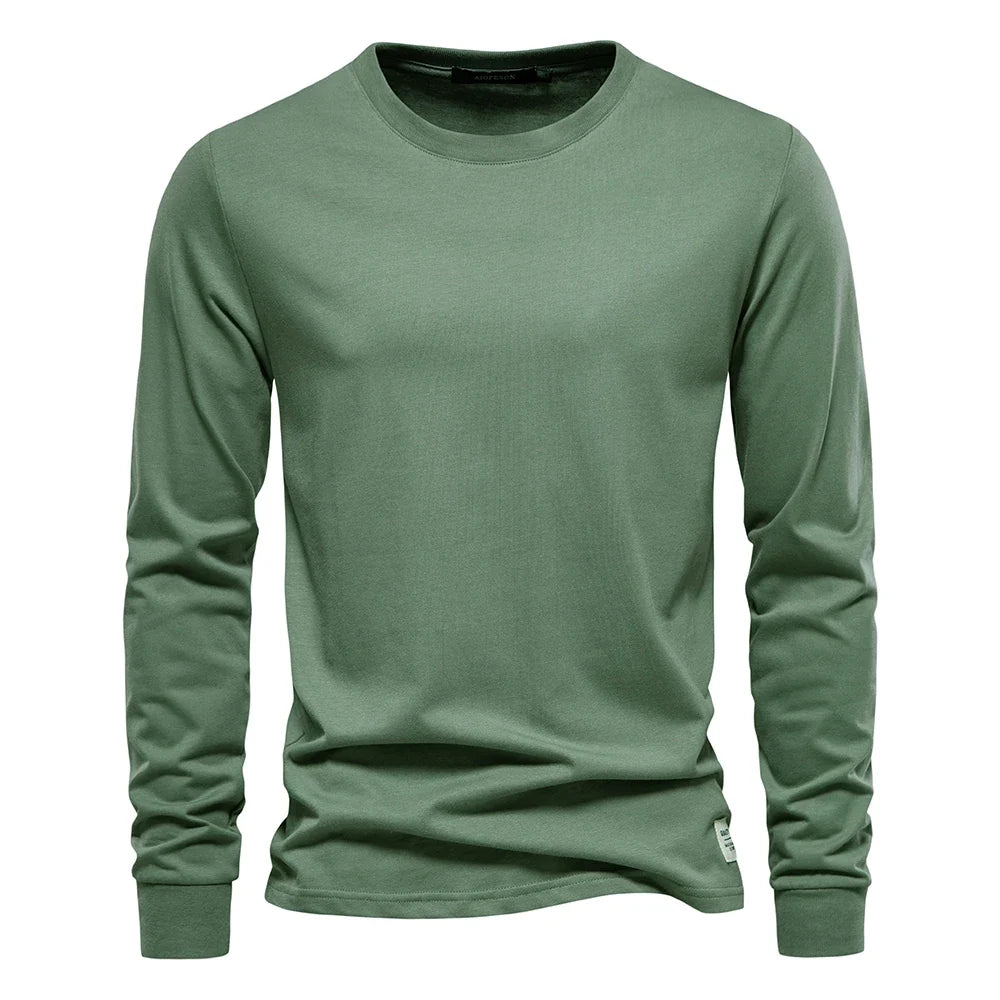 Allsidig langermet bomulls T-skjorte for menn. Perfekt o-hals basic for vår, sommer og høst.