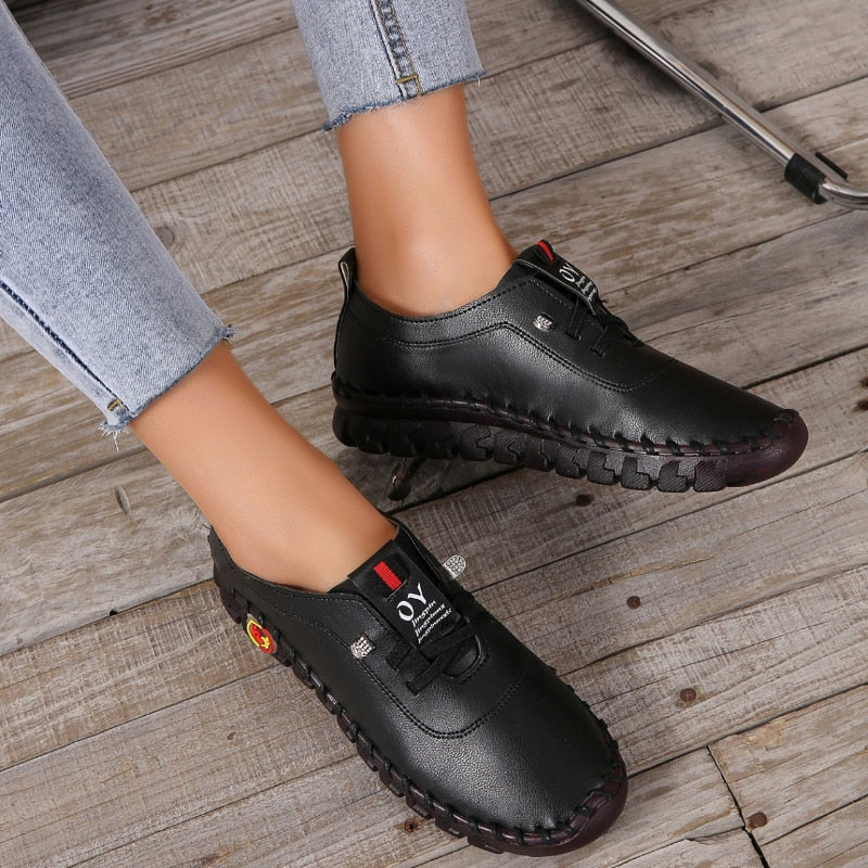 Sideprofil av stilige ortopediske loafers for kvinner. Med dempet såle, god passform og antiskli.