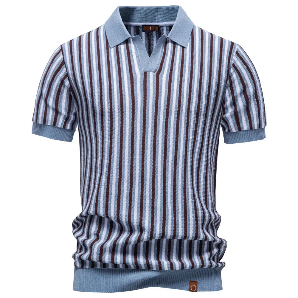 Herremodell iført stilig kortermet strikket polo med striper. Komfortabel for sommer og business casual.
