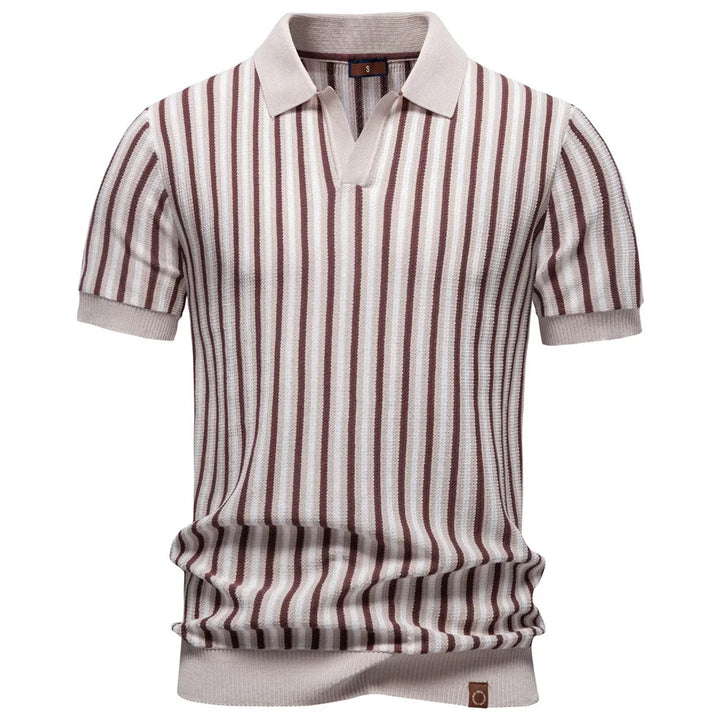 Elegant kortermet strikket polo for herre med striper og V-hals. Klassisk business casual stil.