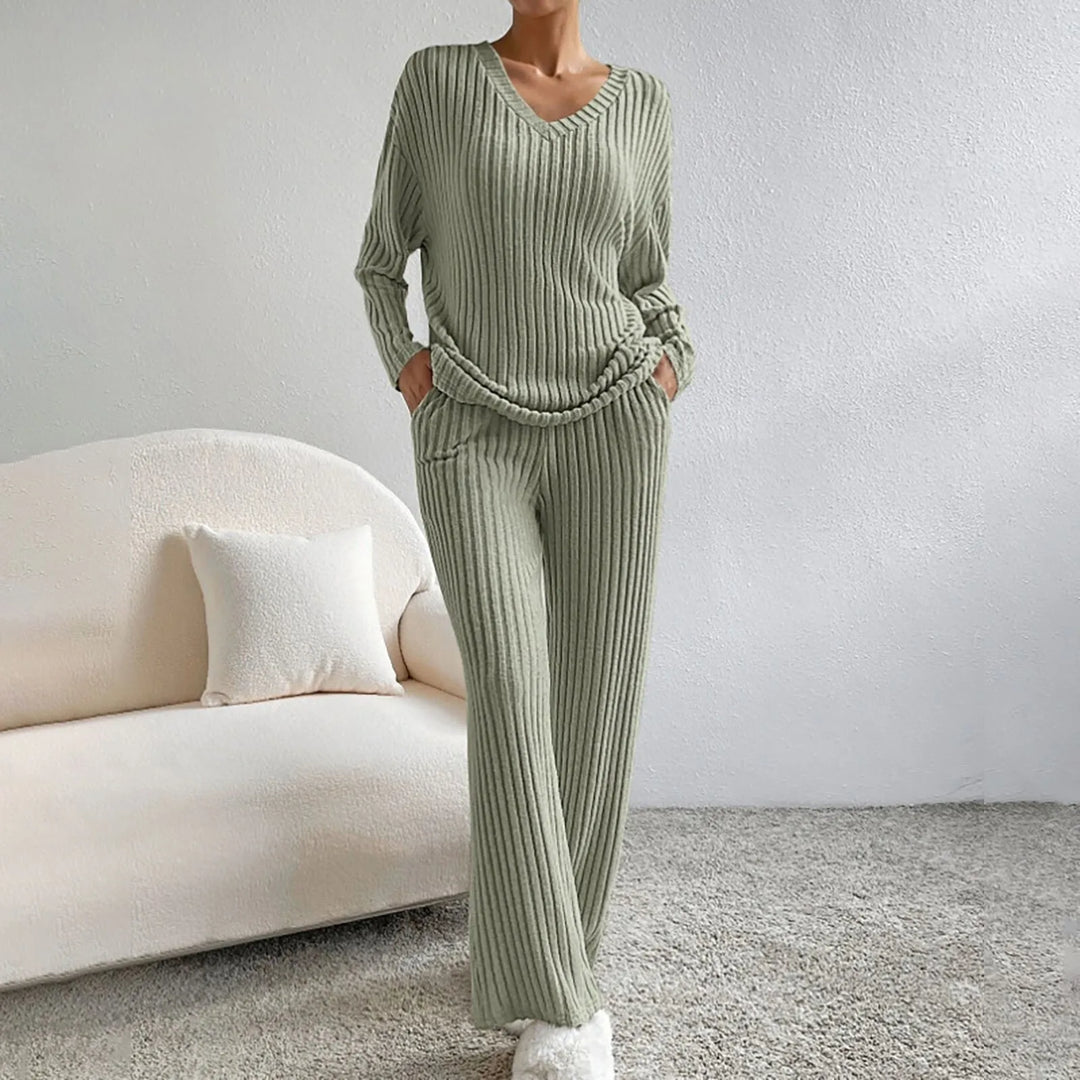 Moderne kvinneklær vintersett; elegant genser og bukse som kombinerer stil og varme.