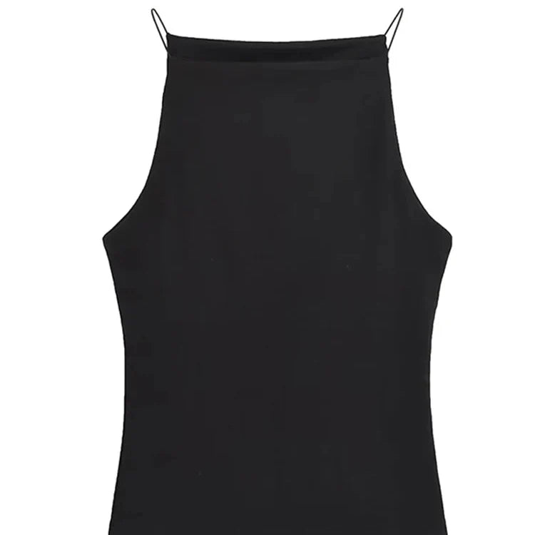Lett haltertopp med tynne spagettistropper. Komfortabel camitopp, dame topp for en varm sommerdag.