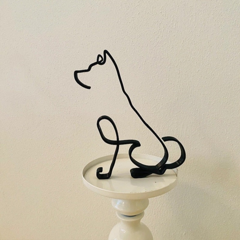 En elegant hundeskulptur i metall, tidløs og minimalistisk dyredekor.