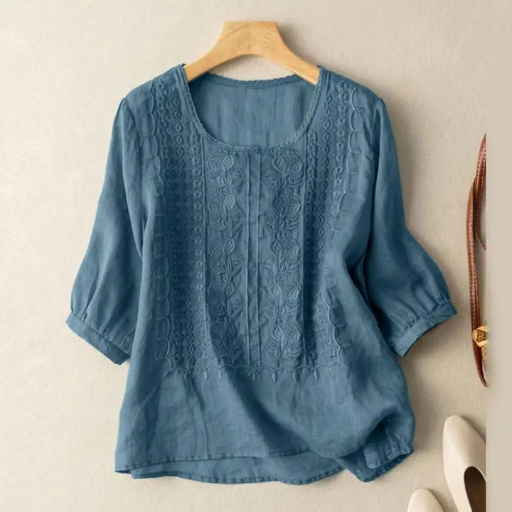 Feminin sommerbluse for kvinner med detaljert broderi og komfortabel rund hals designet for varme dager.