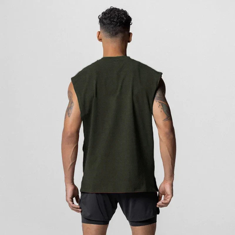 Hvit herre singlet, åpen side, lett og pustende for fitness og sport om sommeren.