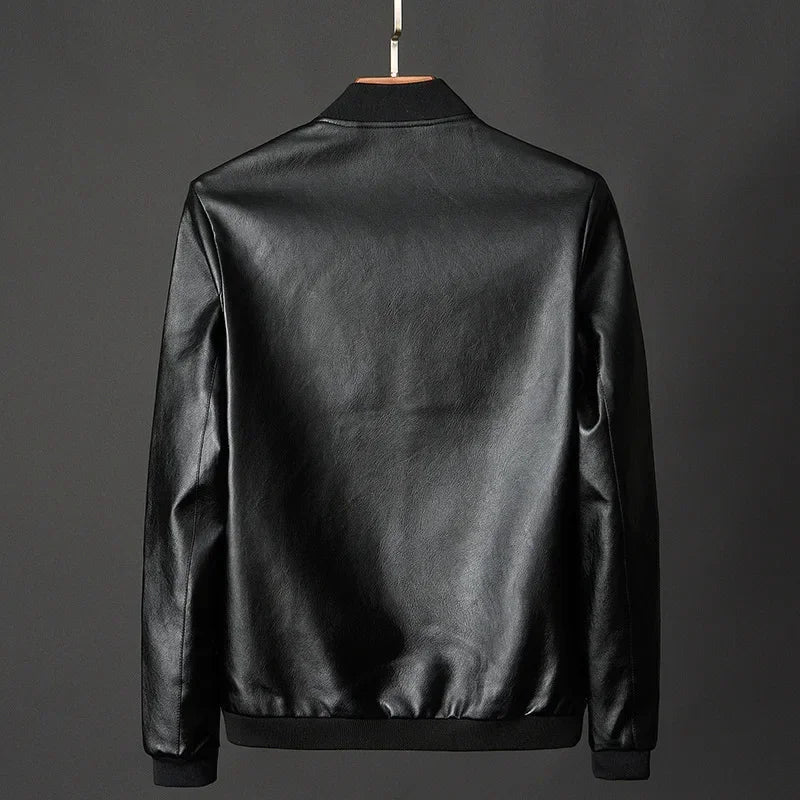 Moderne baseball-inspirert skinnjakke for menn. Slim fit herrejakke i koreansk bikerstil, for motebevisste menn.