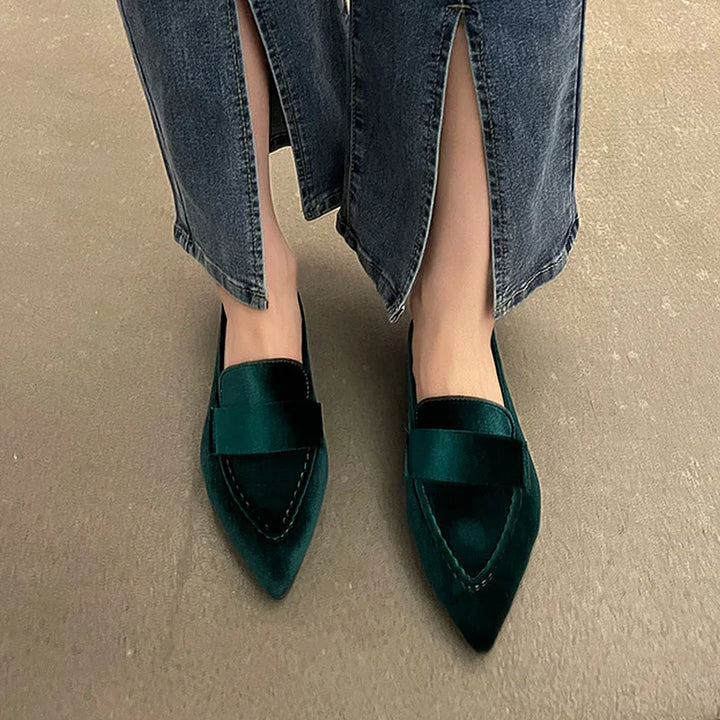 Detaljbilde av spiss tå på elegante dame mokkasiner i fløyel, klar for enhver anledning.