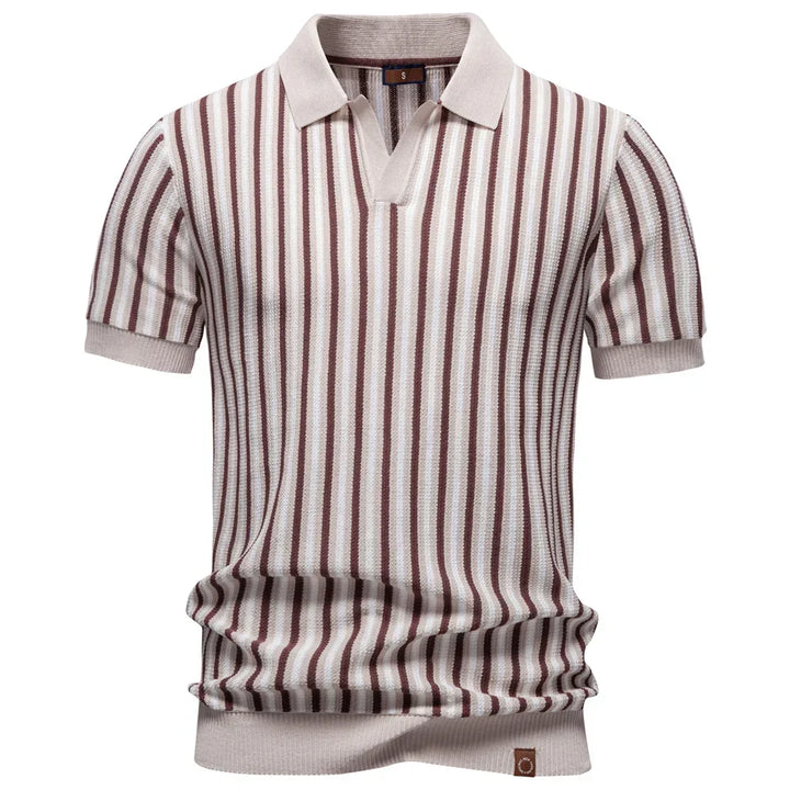 Komfortabel herre polo t-skjorte i sval is silke. Pustende, lettvektig og perfekt stripet stil for sommer.