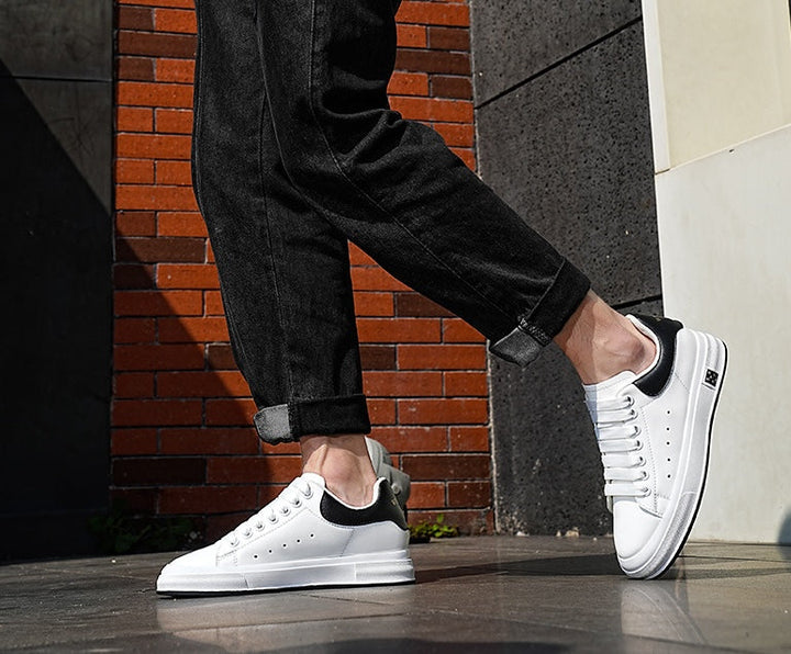 Profilbilde av svarte og hvite høydeøkende herresneakers, 6 cm skjult hæl. Stilige menn.
