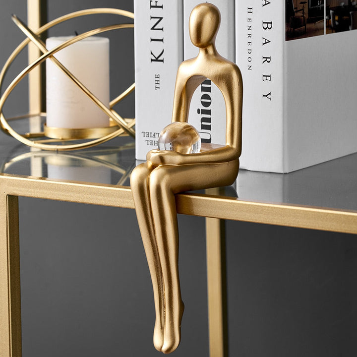 Elegant gullfarget abstrakt tenker statue, unik dekorasjon for interiørdesign og kunstsamlere.