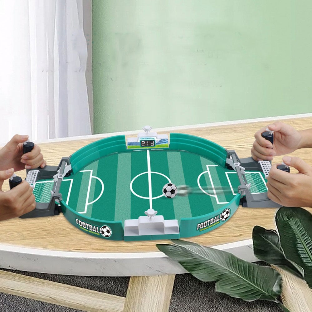 Barn spiller miniatyr bordfotballspill, utvikler koordinasjon. Interaktiv og morsom innendørs leke for barn.