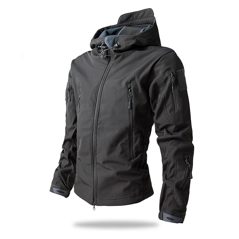 Taktisk herre softshell jakke henger klart. Vanntett, varm og klar for utendørs eventyr. Hettejakke for menn.
