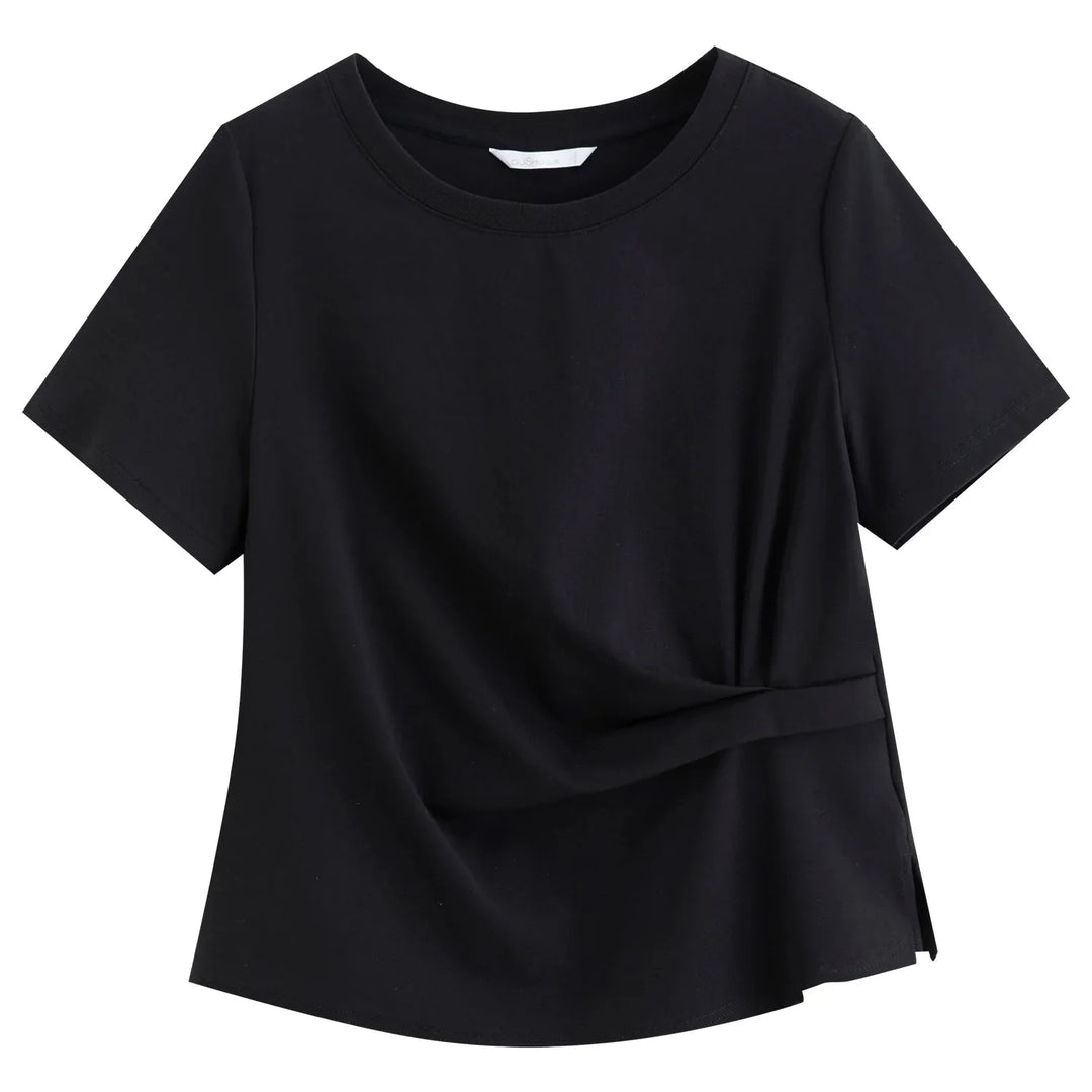 Stilig dame topp med asymmetrisk utskjæring. Kort erme og innsvingt passform for en moderne og elegant look.