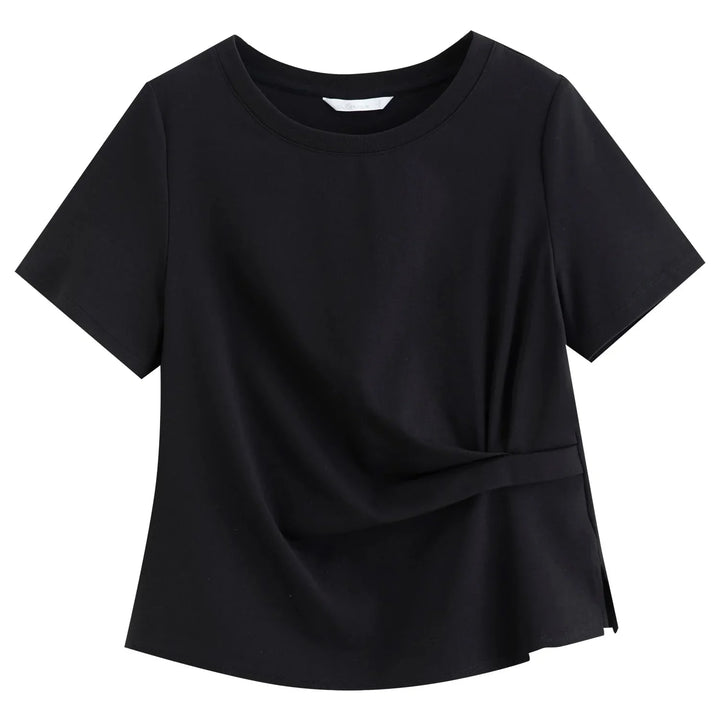 Stilig dame topp med asymmetrisk utskjæring. Kort erme og innsvingt passform for en moderne og elegant look.
